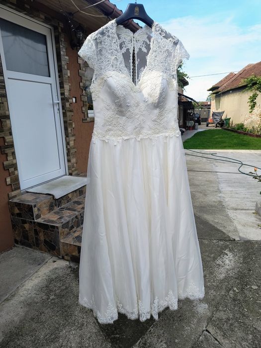 Rochie mireasa culoare ivory