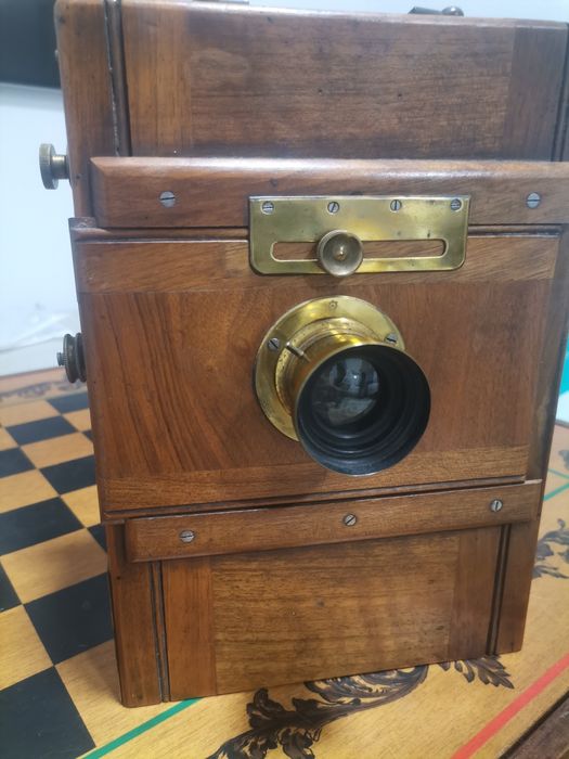 Античен дървен фотоапарат с мех