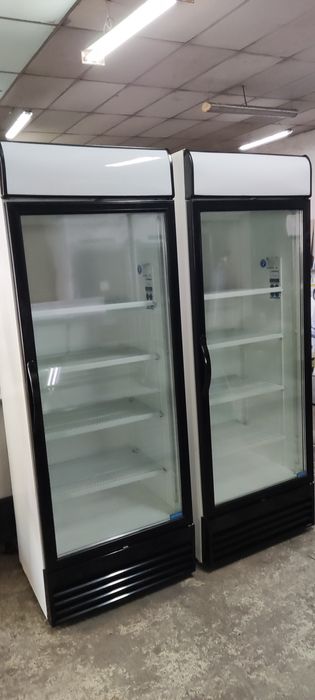 Вертикална хладилна витрина