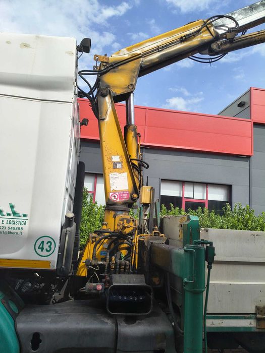 Camion cu macara