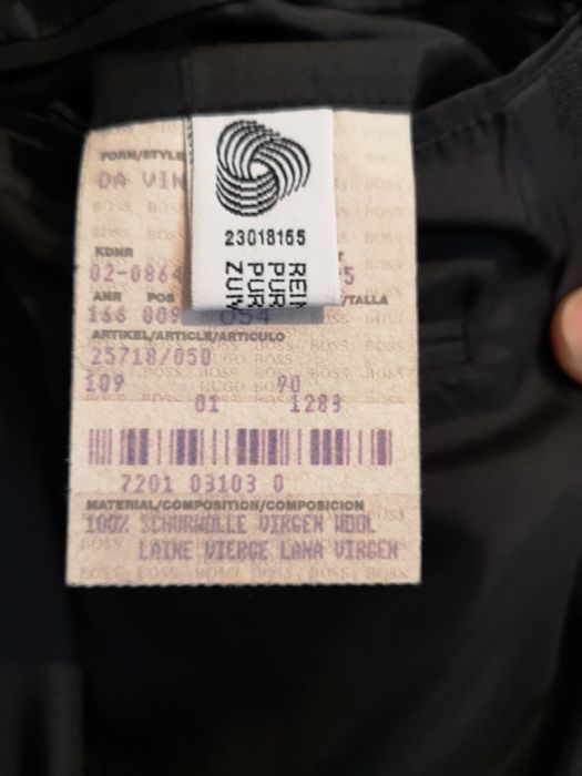 Vând costum mărimea 54 marca BOSS