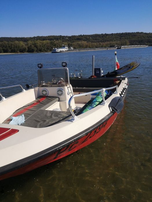 Продавам лодка със извънбордов двигател Yamaha 60 k.c