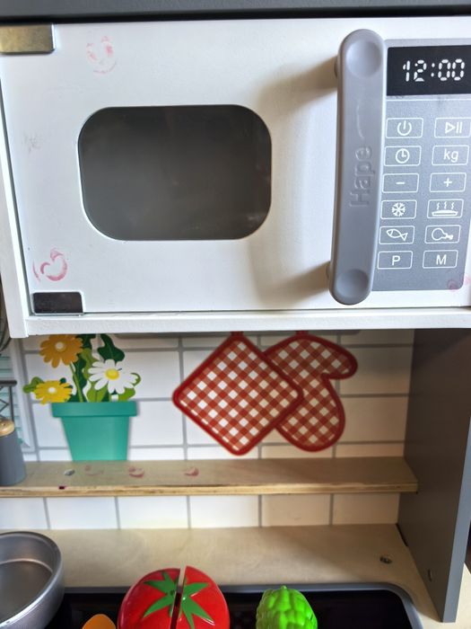 Детски дървена кухня и комплект за почисване