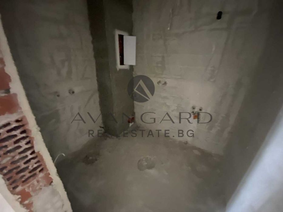 Продава се Четиристаен апартамент в Пловдив, Остромила - 161 кв.м за 1361 €/кв.м - Снимка #4