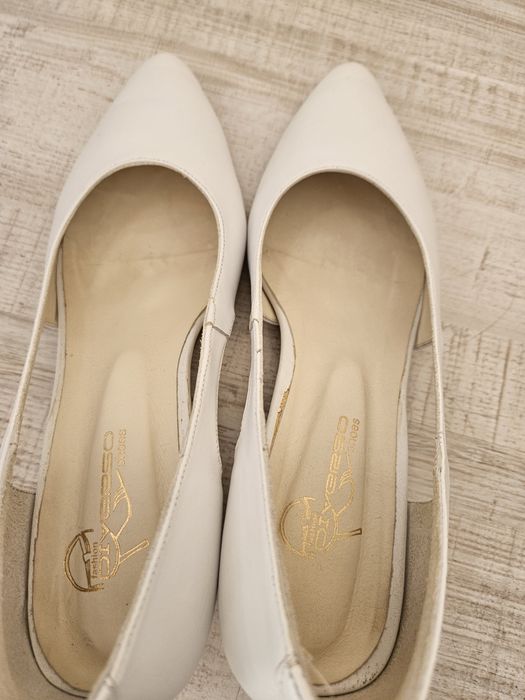 Високи бели обувки