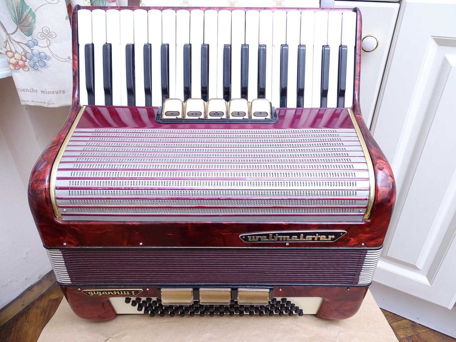 Много запазен стар акордеон Weltmeister Gigantilli I 80 баса