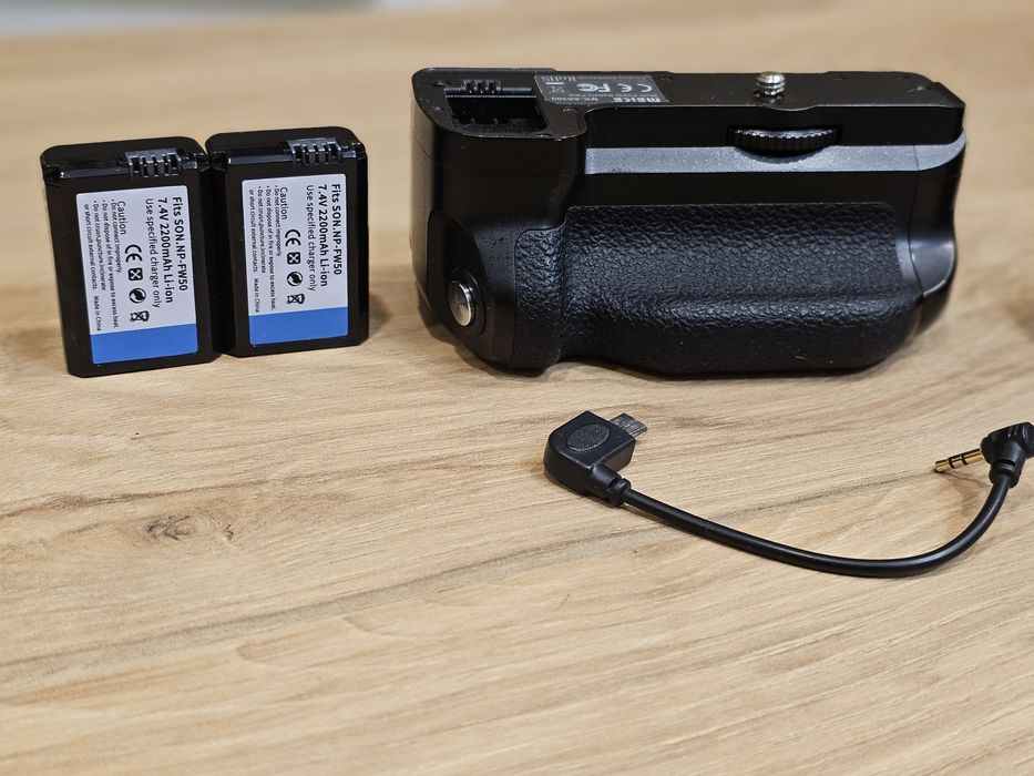 Грип за  Sony Alpha серията + 2 батерии  NP-FW50
