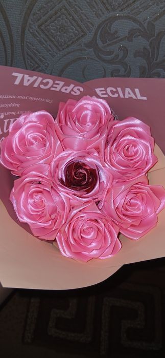 Букет из атласных роз
