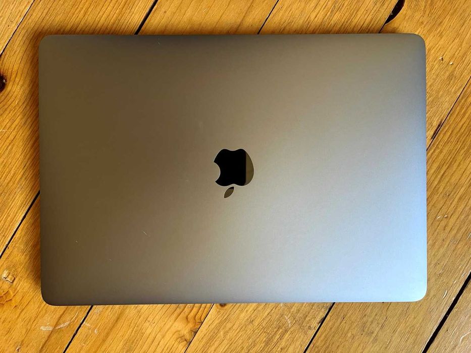 Продавам Macbook Pro a2159 13" с неработещ touch bar