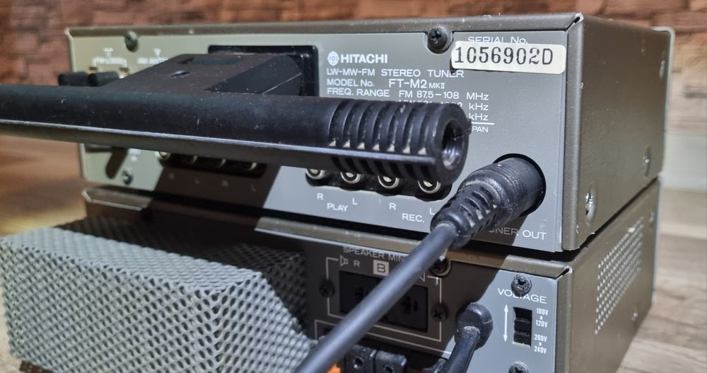 стерео комплект Hitachi HA-M2 (усилвател) и FT-M2 (тунер).