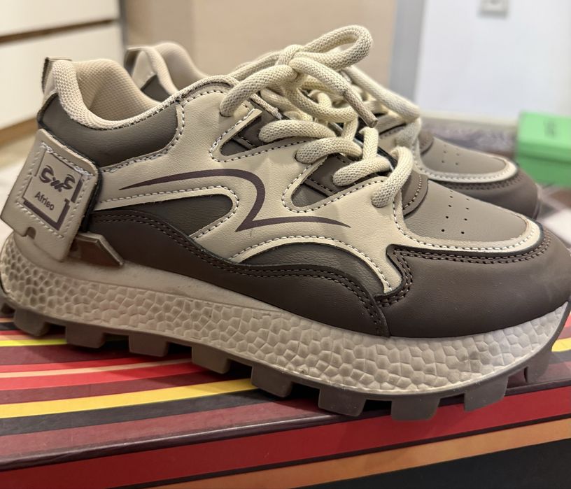 Кроссовки женские