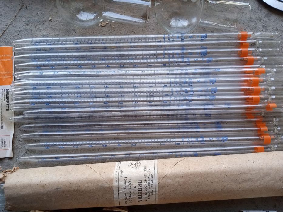 Медицинские пипетки и другие инструменты.