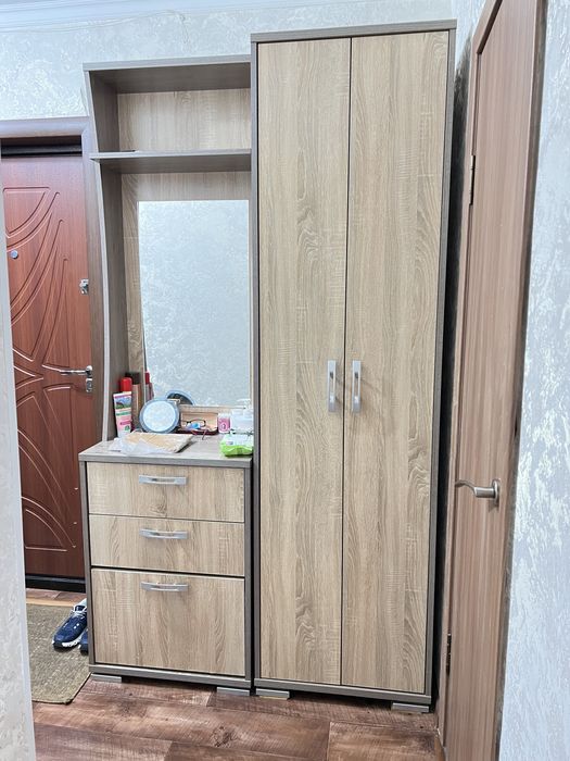 Продам прихожую со шкафом и зеркалом