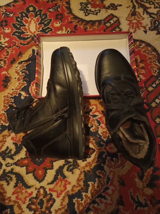 Продам детские ботинки