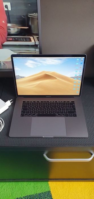 Macbook pro 15 inch 2019 , 77 cicluri incarcare i7 16 gb hard 256