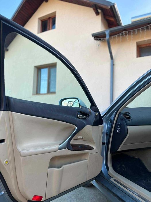 Vand Lexus is 2  2008