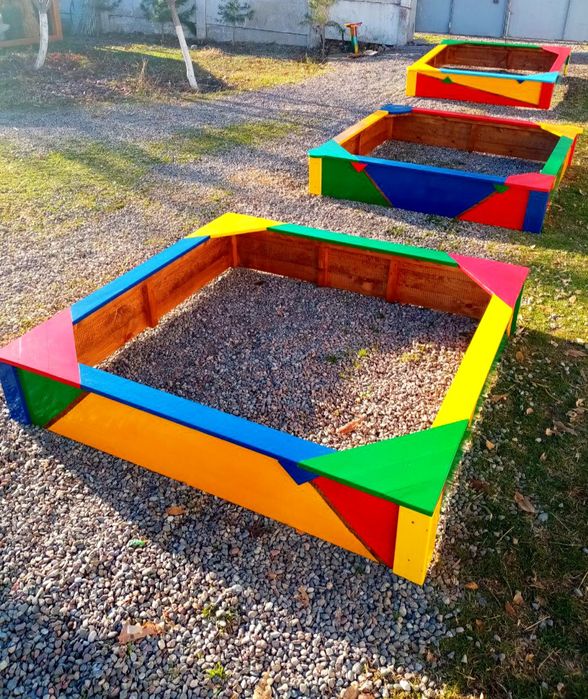 Песочница из натурального дерева.