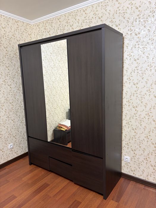 Продается черный шкаф