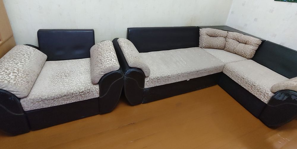 Продам угловой диван с креслом.
