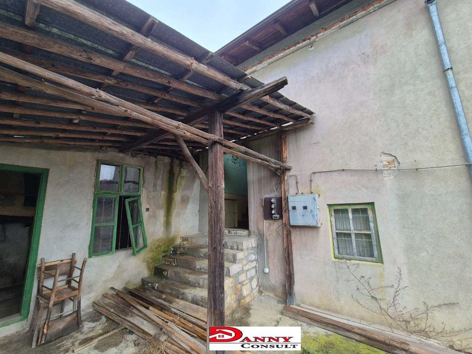 Двуетажна къща с двор и кладенец в с. Драгижево