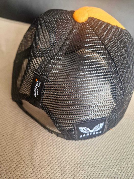 Шапка с козирка на Макларън