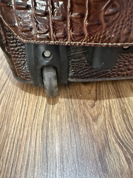 Чемодан из экокожи