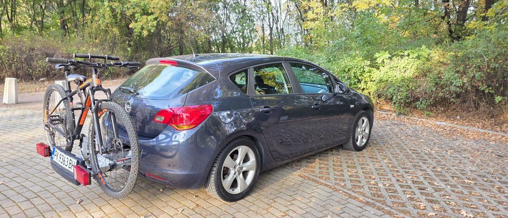 Opel Astra J вградена стойка за велосипеди