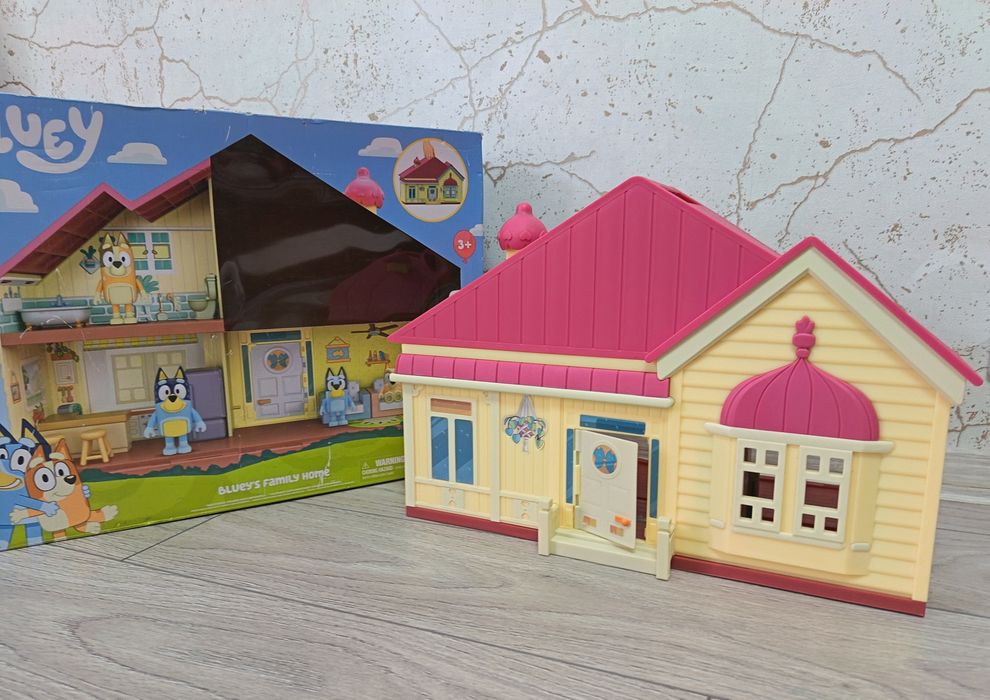 Căsuța lui Bluey și Bingo cu 2 figurine incluse
