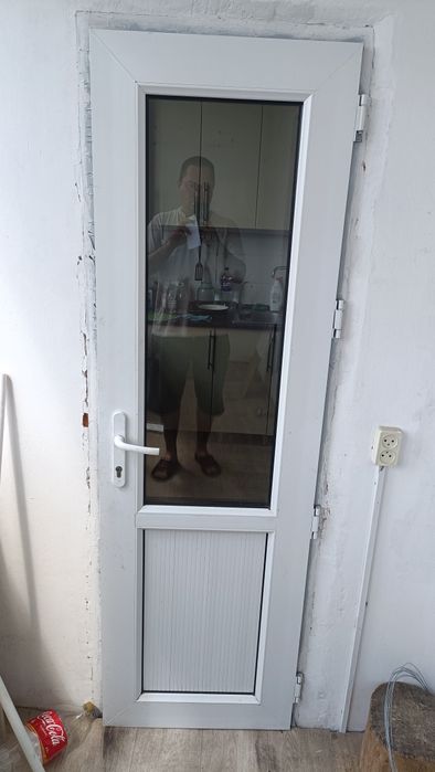 Пластиковая дверь