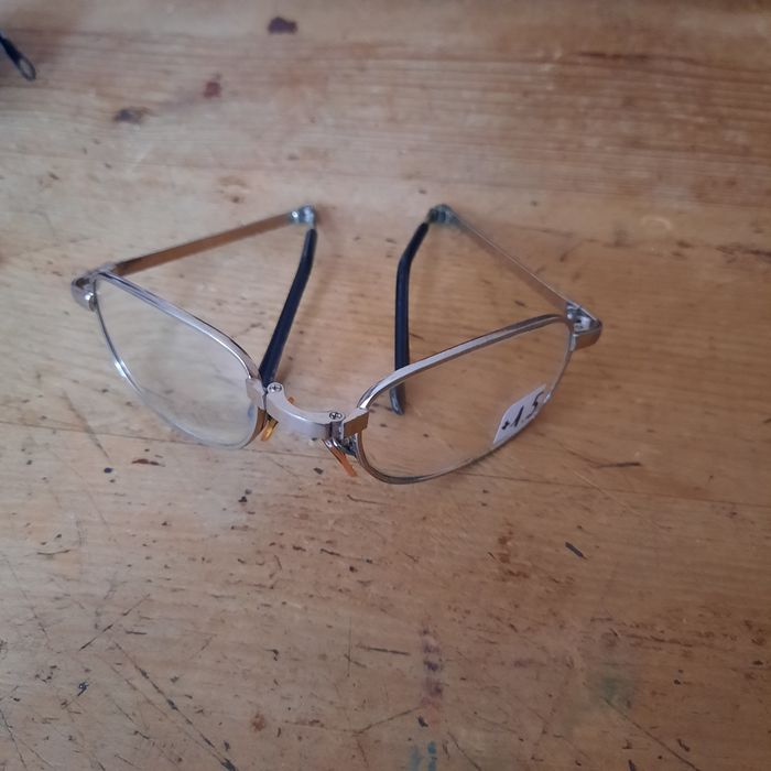 Продавам  згаваеми очила +1.5д