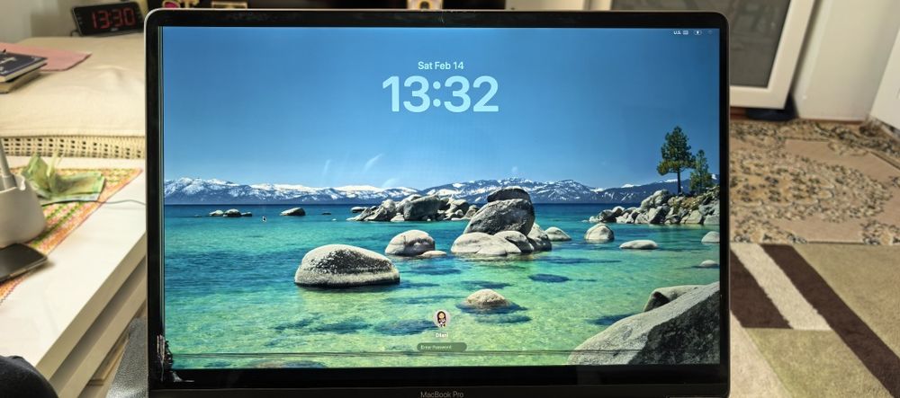 Ansamblu cu Display Macbook Pro A2141 16"--Usor spart / Dar functional