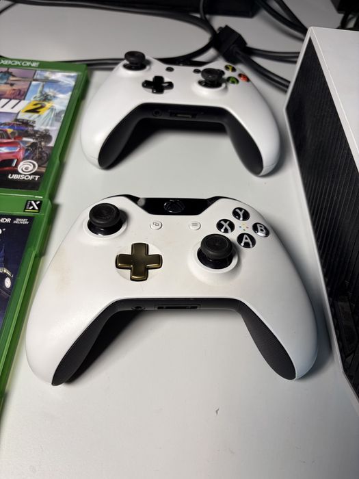 Vând Xbox One - UK Edition + 2 Controlere + 6 Jocuri Incluse | Stare Impecabilă