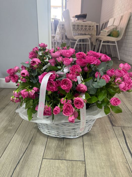 кустовые розы корзина