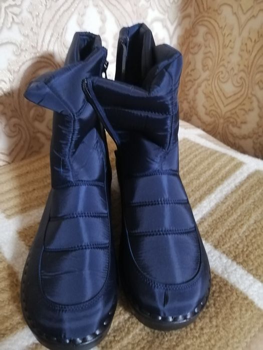 Продам женские сапоги