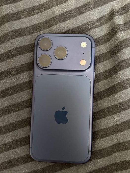 Iphone 17 pro-тъмно син без гаранция