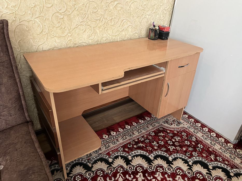 Компютер ва иш столи сотилади