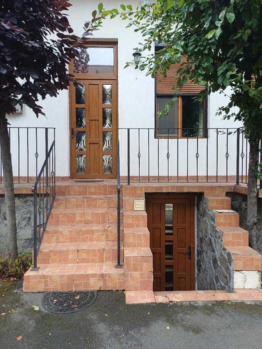 Proprietar vând apartament  ultracentral 5 camere central pe 3 nivele.