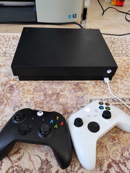 Xbox One X 1 TB, 4K HDR + 2 controllere