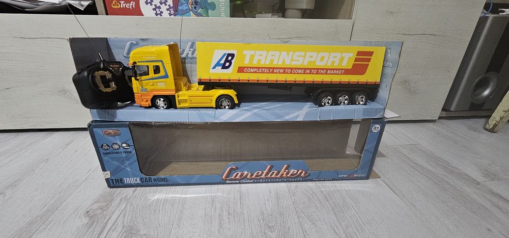 Camion cu remorca si feon de jucărie Braun