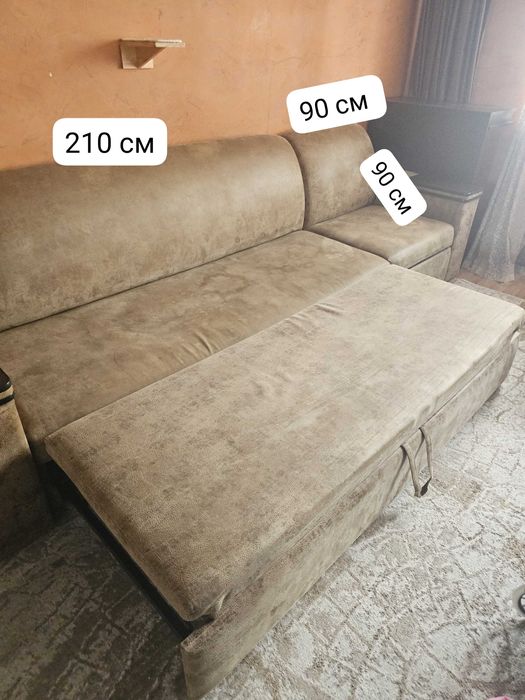 Угловой диван с баром и столом