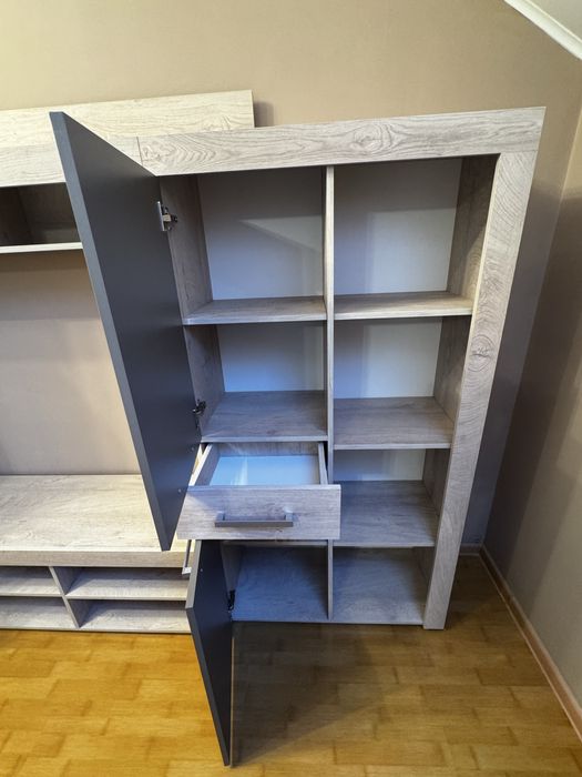 Biblioteca in stare impecabila cu multe spatii pentru depozitare