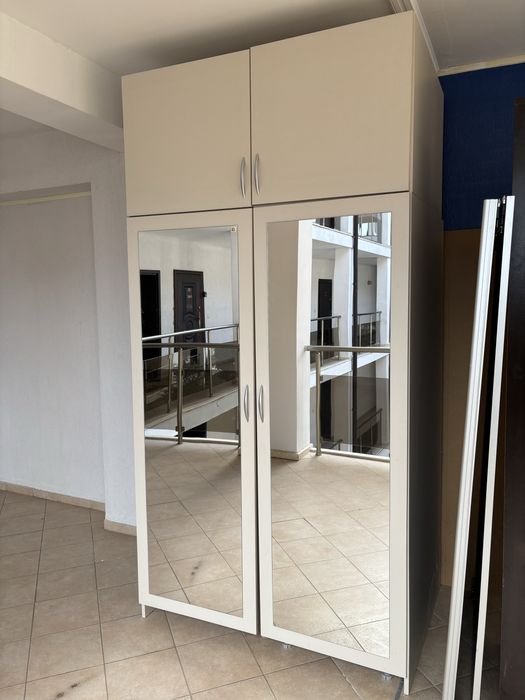 Гардероб с огледала.