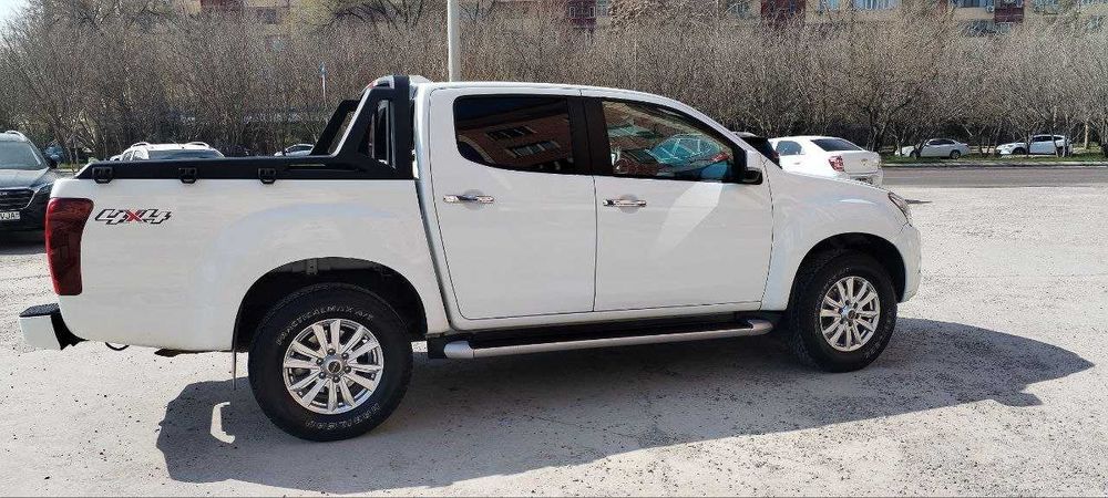 Isuzu D-MAX oq beliy
