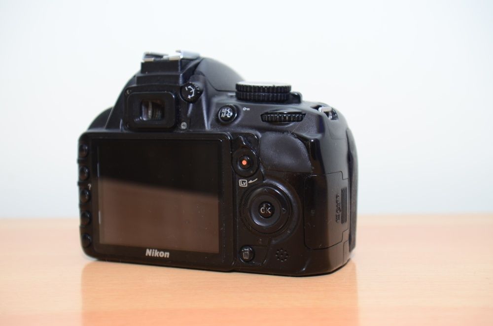 Nikon D3100 DSLR body – 80.000 cadre, 2 baterii, încărcător