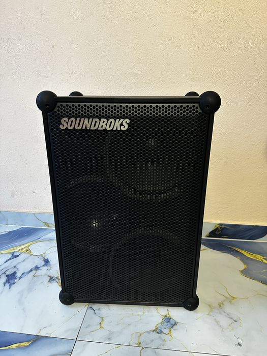 Vând boxă portabilă SOUNDBOKS 4 (Generația 4) în stare impecabilă, perfect funcțională, îngrijită și utilizată cu responsabilitate.