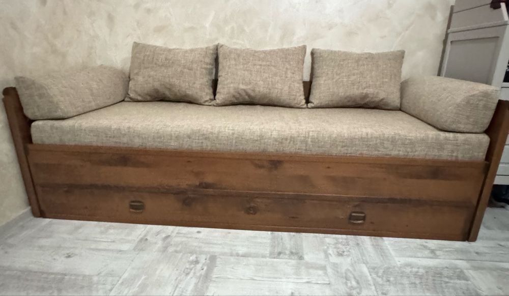 Canapea extensibila din lemn masiv de nuc, cu ladă depozitare