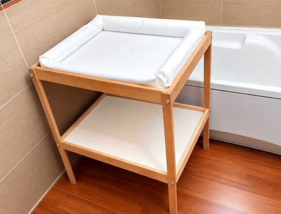Măsuță de schimbat Ikea din lemn natural  + salteluță de schimbat Ikea