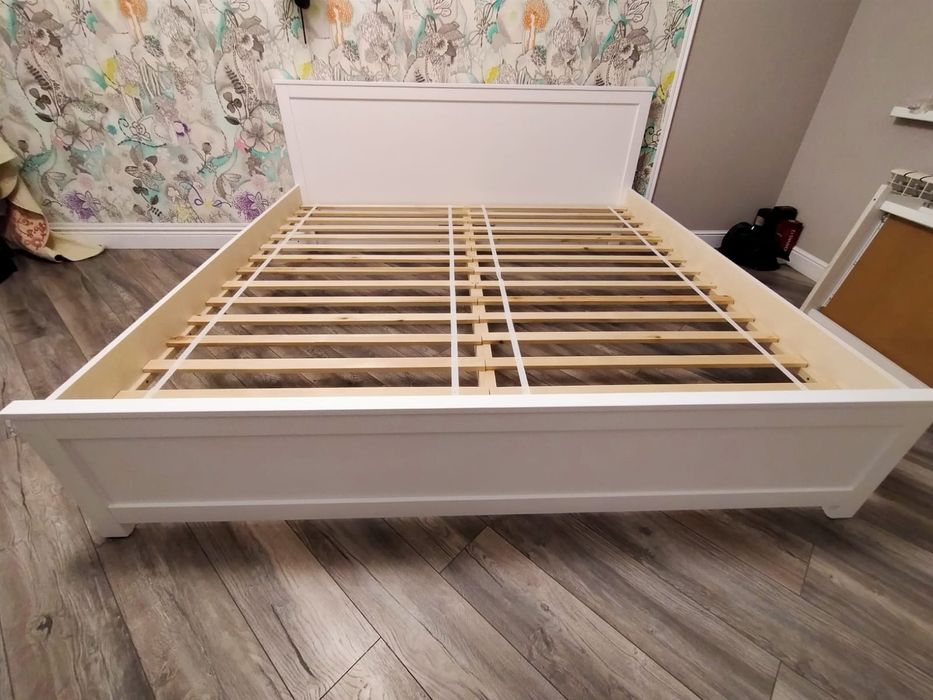 Кровать из дерева