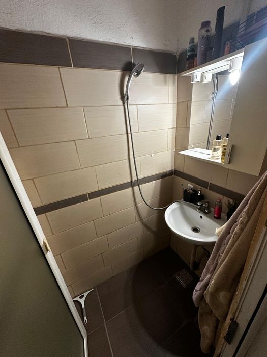 Închiriez apartament la casă