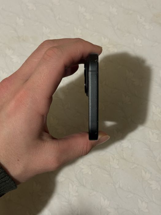 Оригинальный iPhone 15, матовый цвет